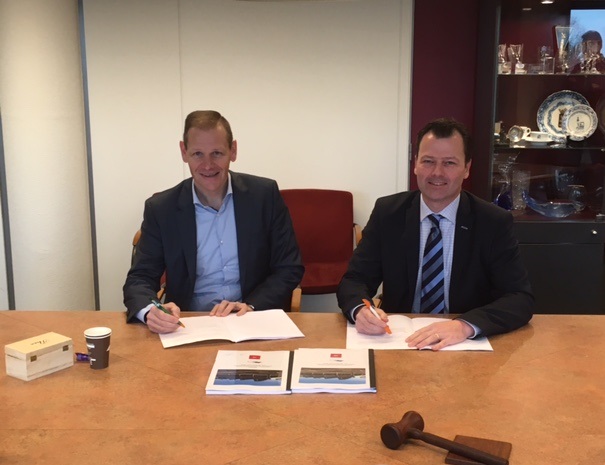 wethouder-marcel-elferink-en-alfred-bolks-ondertekenen-overeenkomst